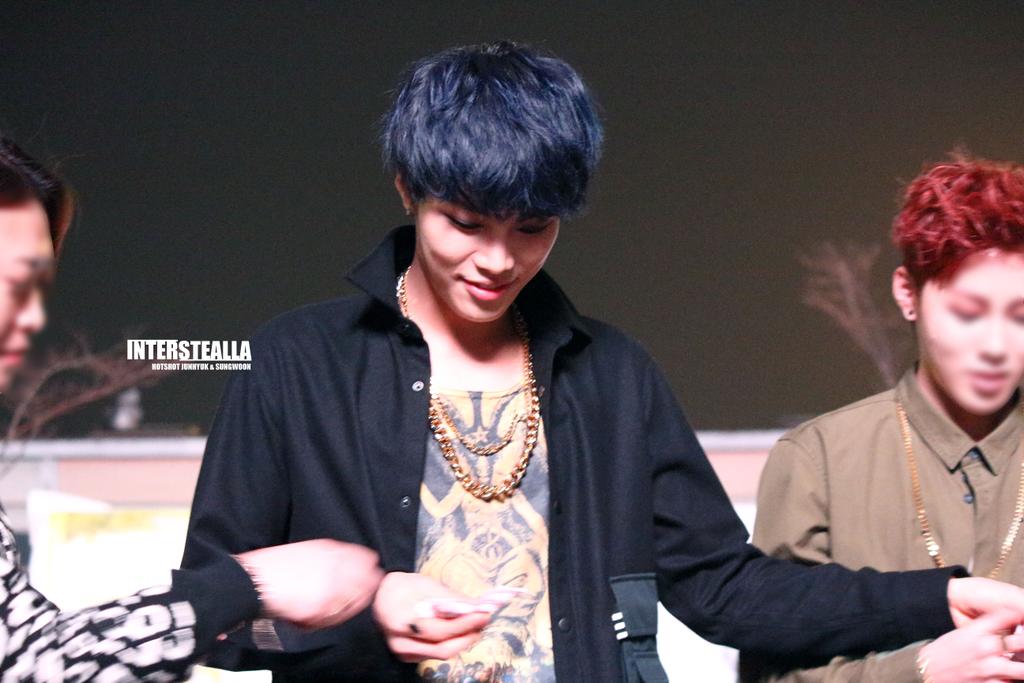 Interstealla's tweet photo. 141111 더쇼 빼빼로 팬미팅 #준혁 #성운 #핫샷 #hotshot 이쁘니들 ㅠㅠ 수제빼빼로 고마웠어♥ㅠㅠ @92JUNHYUK @hotshot_w94 http://t.co/ZrL2gUB0Dd http://t.co/gZR0rvphiu