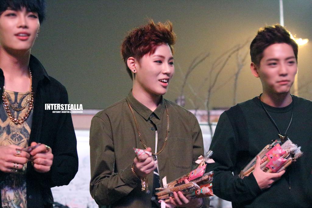 Interstealla's tweet photo. 141111 더쇼 빼빼로 팬미팅 #준혁 #성운 #핫샷 #hotshot 이쁘니들 ㅠㅠ 수제빼빼로 고마웠어♥ㅠㅠ @92JUNHYUK @hotshot_w94 http://t.co/ZrL2gUB0Dd http://t.co/gZR0rvphiu