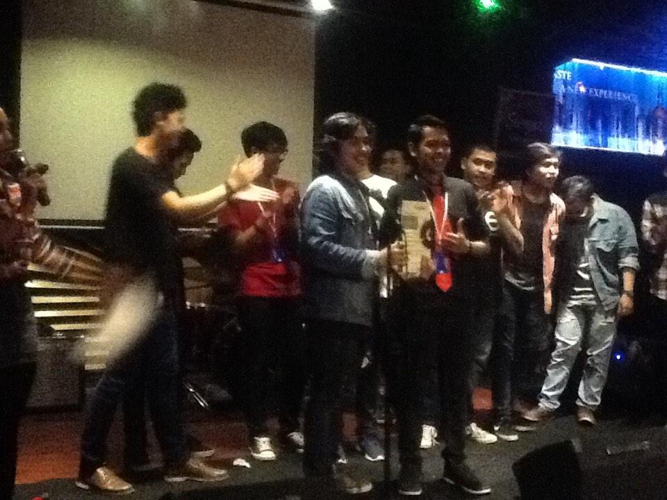 Terakhir penyerahan sertifikat kpd band yg udah nemenin perjalanan nostalgia kita dari awal sampai akhir