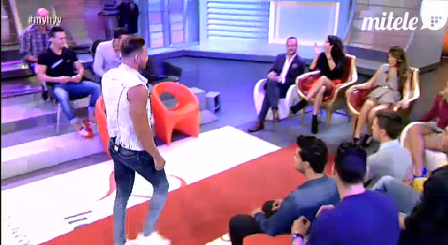Myhyv_vs's tweet photo. PORFAVOR SI ALGUIEN SABE DE DONDE SON ESTOS PANTALONES QUE LLEVA @Alejansnt QUE ME LO DIGA , gracias! http://t.co/7FukV75a7N