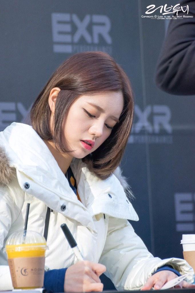 FORERPE's tweet image. “leehyeri_TH: [pic] 141115 Hyeri at EXR Fansign #hyeriday (cr.러브투미) #3 http://t.co/BN3bKf1asD”"