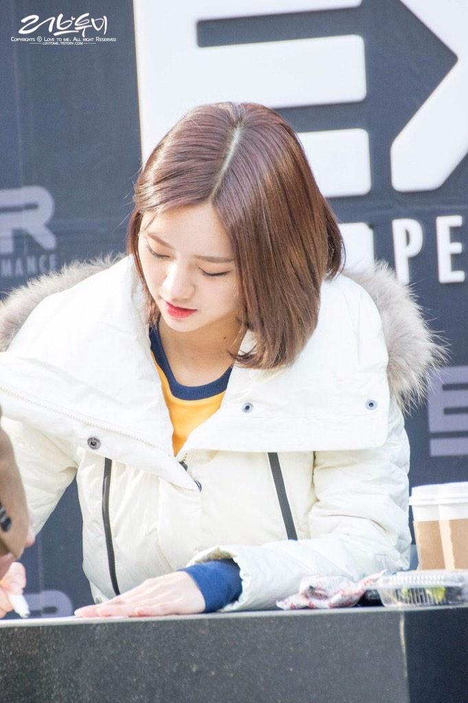 FORERPE's tweet image. “leehyeri_TH: [pic] 141115 Hyeri at EXR Fansign #hyeriday (cr.러브투미) #1 http://t.co/lrl7JuzZsX”"