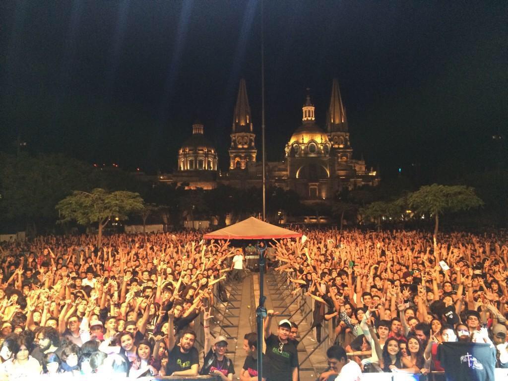Viridiana_FM's tweet photo. Más de 15,000 jóvenes hicimos vibrar la plaza liberación. 
Nos unió la música. #FestivalGdlJoven @imajgdl @AytoGDL http://t.co/QIPQ3wUn5b
