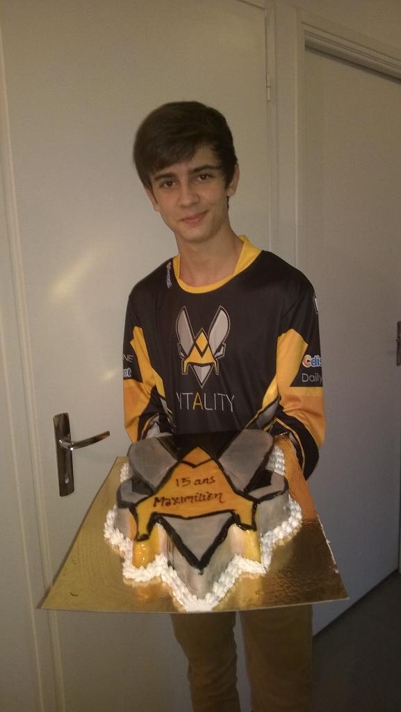 _maegz's tweet image. @Team_Vitality Superbe cadeau de la part de ma mère pour mon anniversaire fêtée en avance.#VForVictory