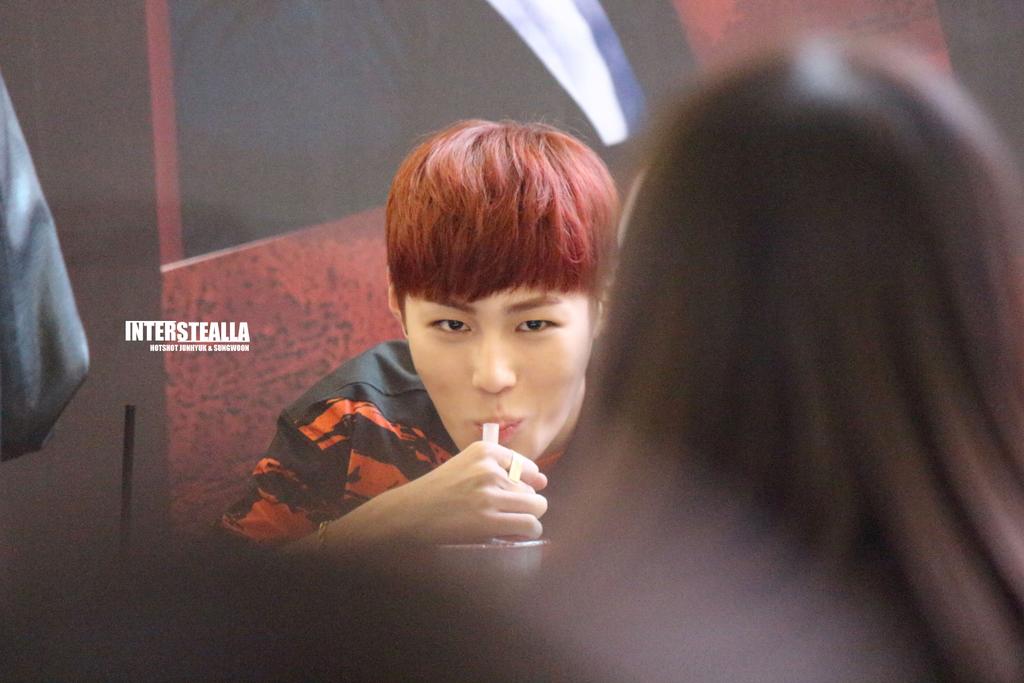 Interstealla's tweet photo. 141112 여의도 팬싸인회 #성운 2pics up #하성운 #핫샷 #Hotshot 버블티 맛있어? 다음에 사가지고 갈까? @hotshot_w94 http://t.co/ZrL2gUB0Dd http://t.co/76JzQE9Xjn