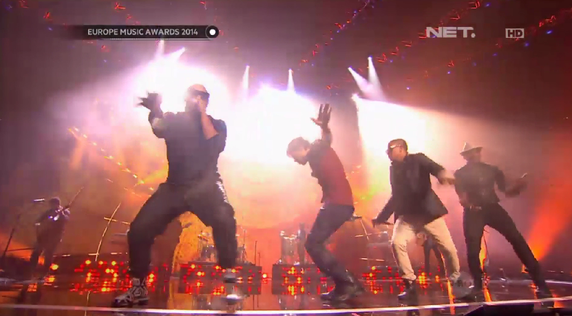 mdtvindonesia's tweet photo. Bailando, bailando, bailando, bailando,Tu cuerpo y el mío
Llenando el vacío #MTVEMAonNET http://t.co/J6tyGs2v5C