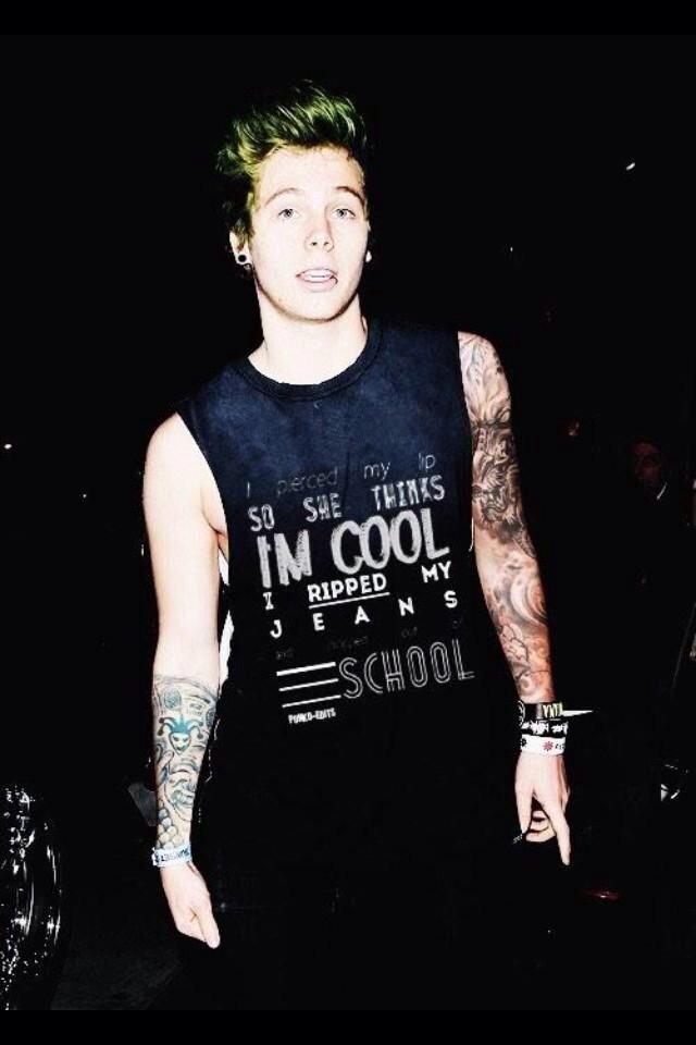 Hi, I'm Luke, I'm new but not new to fl/rp. I drink, smoke and party a lot, care to join? (rt please?)