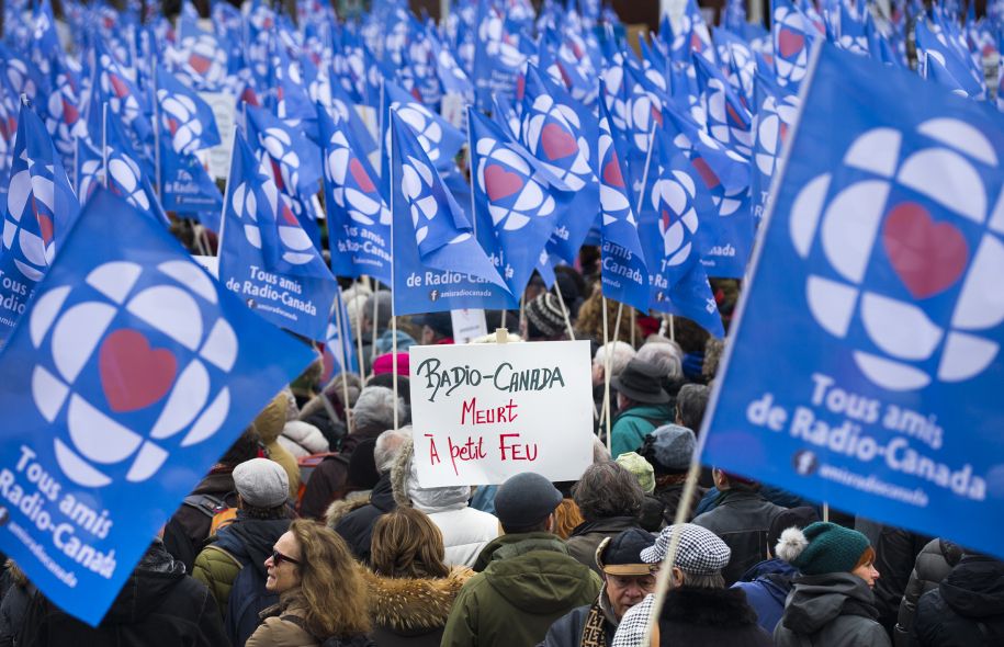 LeDevoir's tweet photo. Plusieurs milliers de manifestants pour la survie de la télé publique. http://t.co/eh2XS3v2sX http://t.co/mGhGGSyozv