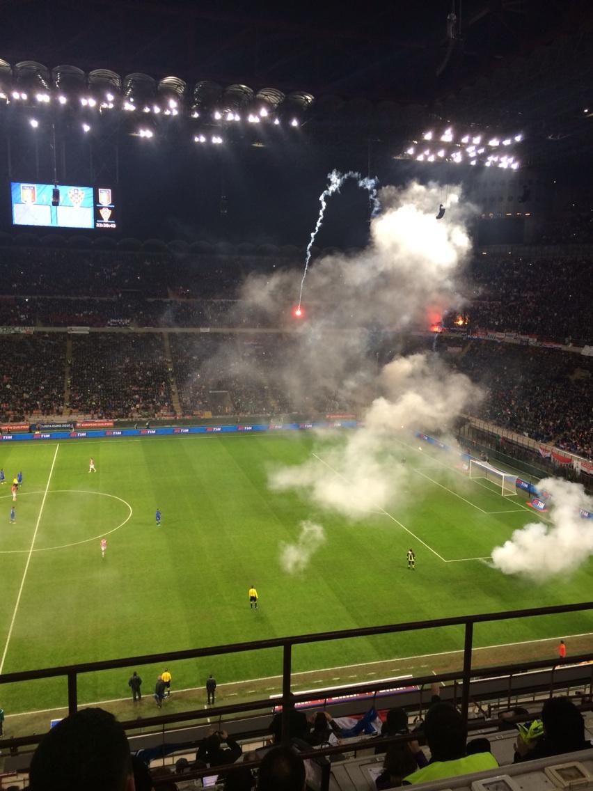 DaniellaMatar's tweet photo. #Croatia fans throwing more fireworks onto pitch #ITACRO http://t.co/MFCtAtMUIH