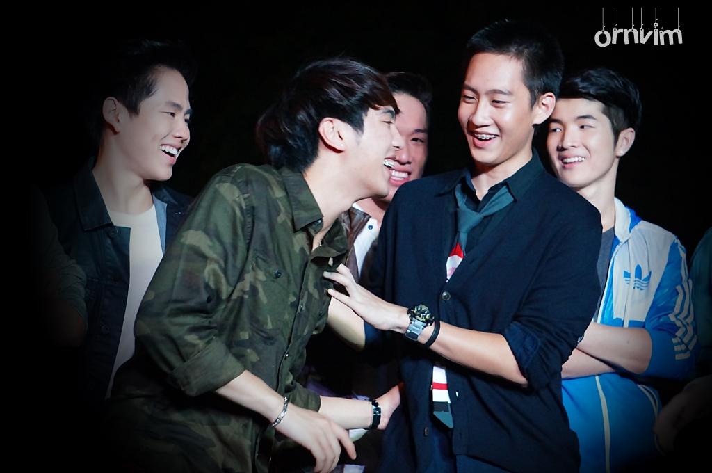 ornvim's tweet photo. @whitewo_ @captain2541 กต แกล้งพี่นะ ใจร้าย >///< #แต่ดูทุกคนจะagree 55 #lovesicktheseries #ร้องเพลงเฉลยแค่นี้เองเนอะ http://t.co/RGHeRU9iJM