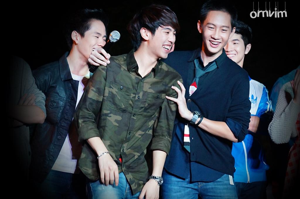 ornvim's tweet photo. @whitewo_ @captain2541 กต แกล้งพี่นะ ใจร้าย >///< #แต่ดูทุกคนจะagree 55 #lovesicktheseries #ร้องเพลงเฉลยแค่นี้เองเนอะ http://t.co/RGHeRU9iJM