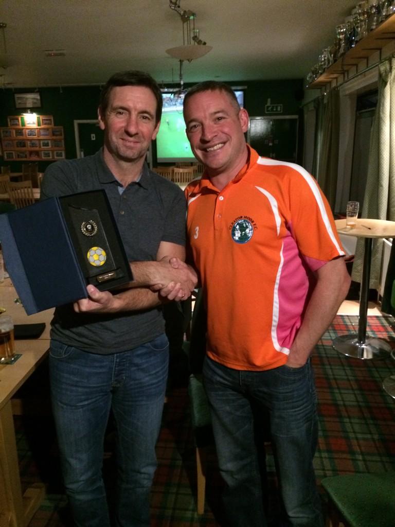 cleatormoorfc14's tweet photo. Lego Head presenting @kingeric96 (David Hall) manager of the year trophy. 👍👍😘 http://t.co/Eat8yLF7pc