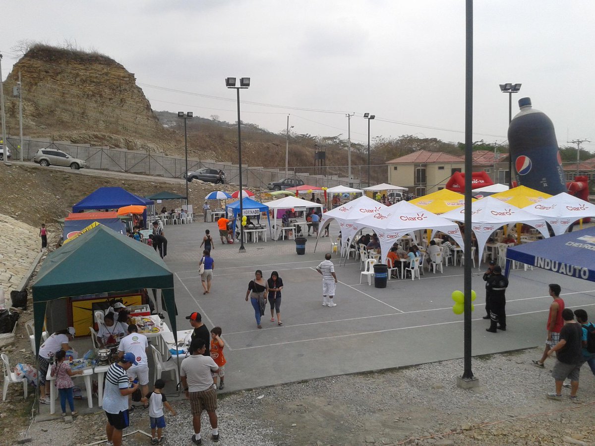 Portalalsol_ec's tweet photo. #PortalAlSol en sus Canchas Multiples los espera con variedad de productos, comida criolla, bazar navideño y mas http://t.co/FfNw9hRjxf