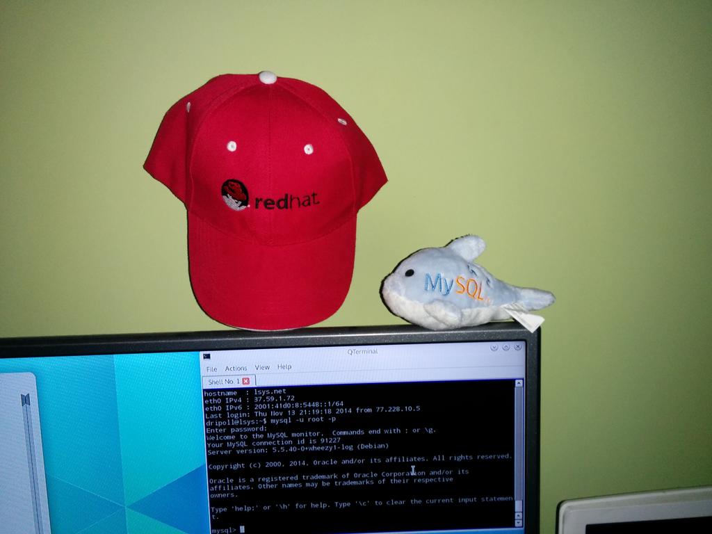 LSYSNet's tweet image. En casa, días después de #LibreCon2014. Gracias a @Oracle_Es y @RedHatEMEA  por los regalos