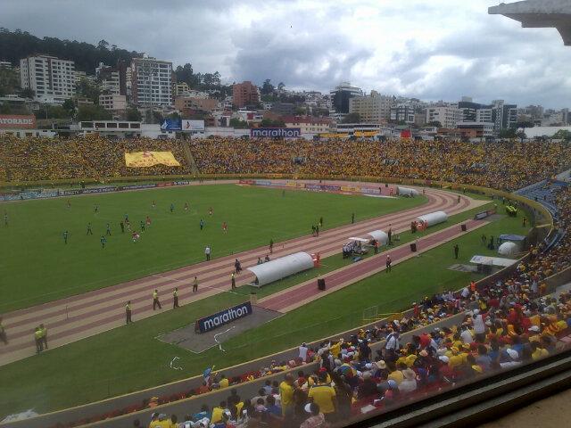lahoracronos's tweet photo. General sur, nor- oriental y preferencia llenas. Solo hay espacio en la tribuna y nor-occident para el #Aucas-#LigaP http://t.co/uYhUmTu8V2