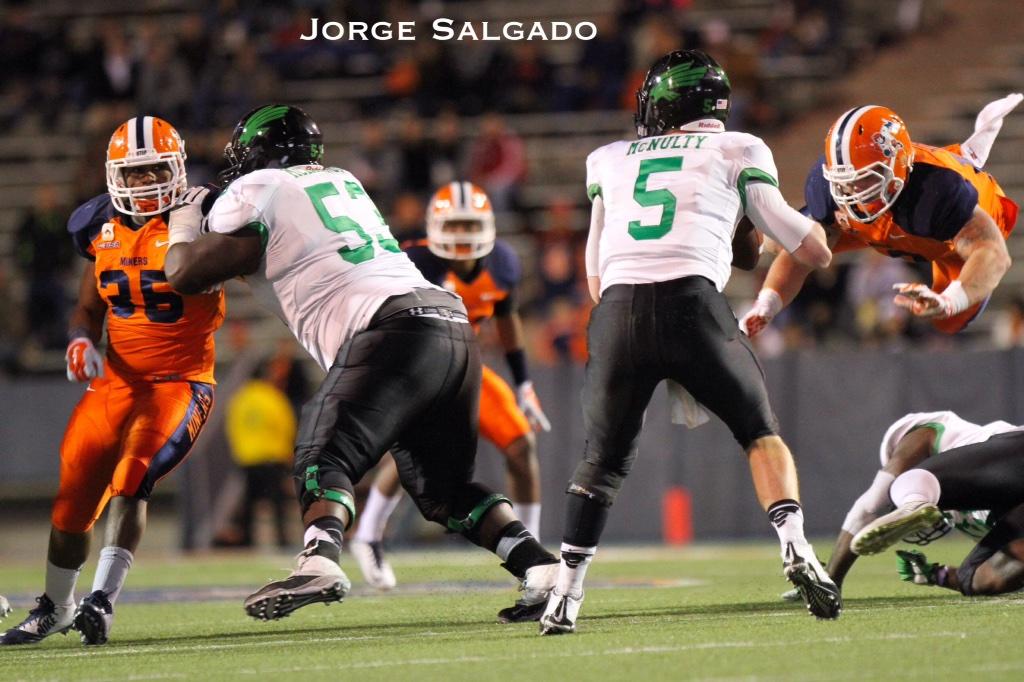 JPuga1966's tweet photo. Great shot #kudos MT @JorgeSalgado__: One of my favorite football pics I've taken... What do you guys think? http://t.co/p2BbkS4ulH