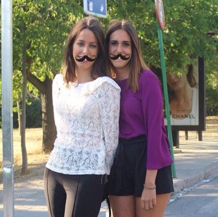 MeryRubio_Usa's tweet photo. Nosotras tampoco nos hemos podido resistir a la #moustacheweek #gemeliersportuguesas http://t.co/SbXugQuQiy