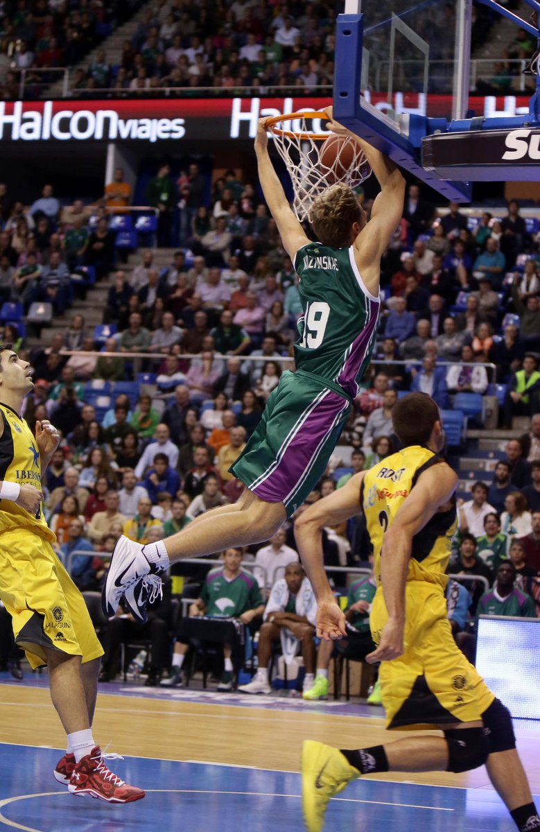 unicajaCB's tweet photo. ��VICTORIA! Ganamos 84 a 68 a @CB1939Canarias. Partidazo de @MKuzminskas 20 pts y @calebgreen30 17 pts #UnicajaLive http://t.co/7vRz0Wq5Hb