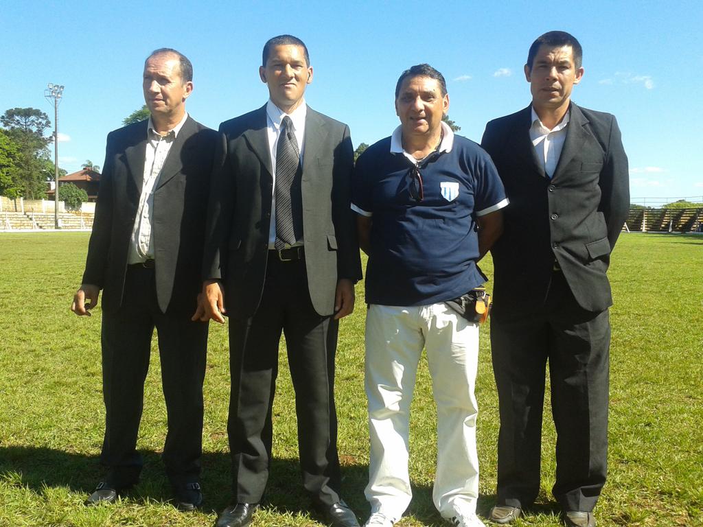 SportivoClub's tweet photo. Arbitros de la final Reconociendo el estadio @SportivoClub http://t.co/ithTxotJbG