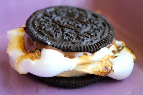 thoughts_'s tweet image. Twist open an oreo and put in melted chocolate and a roasted marshmallow. I call them S'moreos