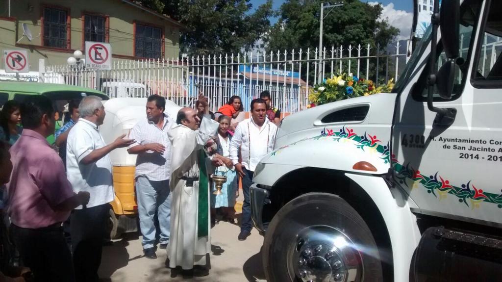 FrancoArmengol's tweet photo. Bendición del camion recolector de basura de San Jacinto Amilpas. REGIDORES TRABAJANDO http://t.co/2z9IyBQjHh