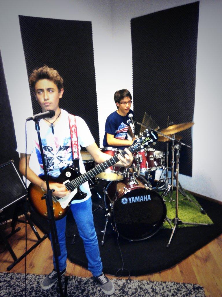 danisanchez_z's tweet photo. Buen ensayo en #derramerockschool el viernes. Además con el ventilador que tienen... http://t.co/Gp4a1EYpZG