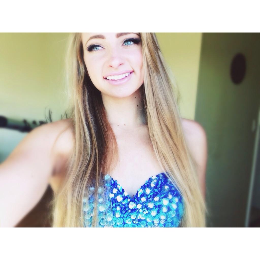 courtneyaragon_'s tweet photo. Going to a wedding 💙 http://t.co/MYf5G606wg