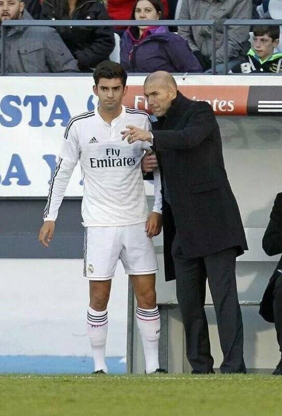 FutballTweets's tweet photo. Zidane with his son, Enzo. He made his debut for Real Madrid Castilla http://t.co/pzWxuDBbs3