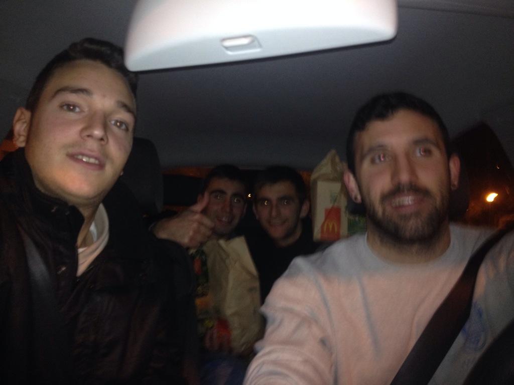 rodriuyarra's tweet photo. Domingo de #mcauto hamburgesa #TopChef #resacon @MarcosVillar99 @rulicas111 @JuanSnow94 http://t.co/ANA3tbp2QO