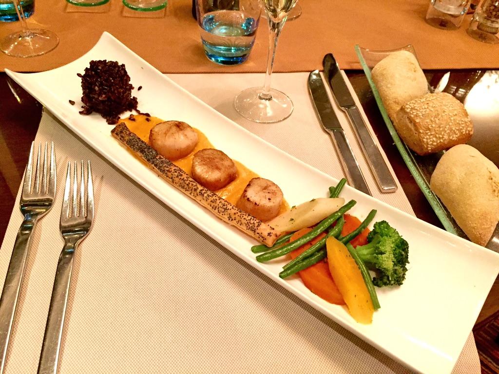 travelmehappy's tweet photo. Dîner exquis au #Teseo le restaurant du @WarwickGeneva 😋👍 #warwickgeneva #visitgeneva http://t.co/gqMP4glrag