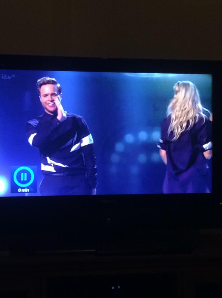 hipointlopoint's tweet photo. “@Spinglespot: Left hanging by the dancer... Oh dear. #xfactor http://t.co/TzwgUjS3ga” #highpoint singing to a nation #lowpoint  Ya BURNT!