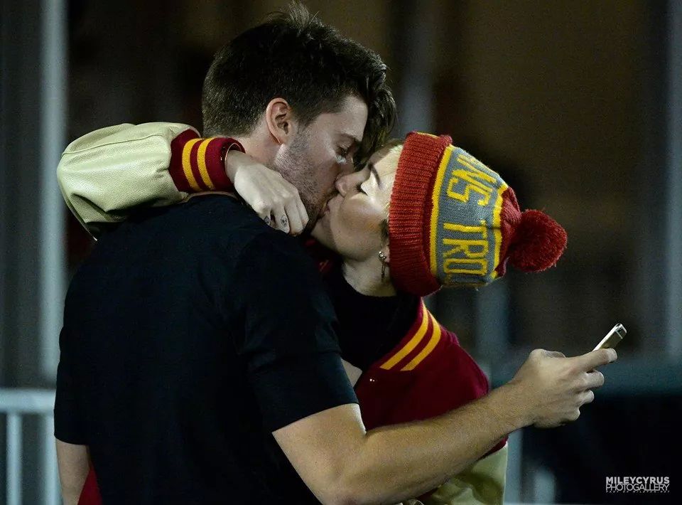 mccartney0's tweet photo. #Patley @MileyCyrus @PSchwarzenegger #MTVStars Miley Cyrus #MileyAndPatrick http://t.co/JEBlnTW41m