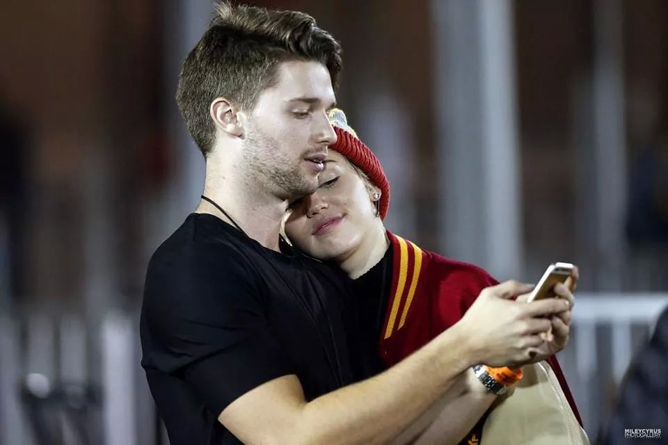 mccartney0's tweet photo. #Patley @MileyCyrus @PSchwarzenegger #MTVStars Miley Cyrus #MileyAndPatrick http://t.co/JEBlnTW41m