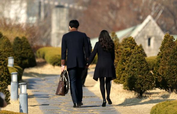 최근 <월스트리트 저널>이 결혼식과 결혼비용에 대한 의미 있는 기사를 실었습니다. 결혼식 비용이 적게 든 결혼일수록 이혼 가능성이 낮은 것으로 조사됐습니다. bit.ly/1zuyafJ