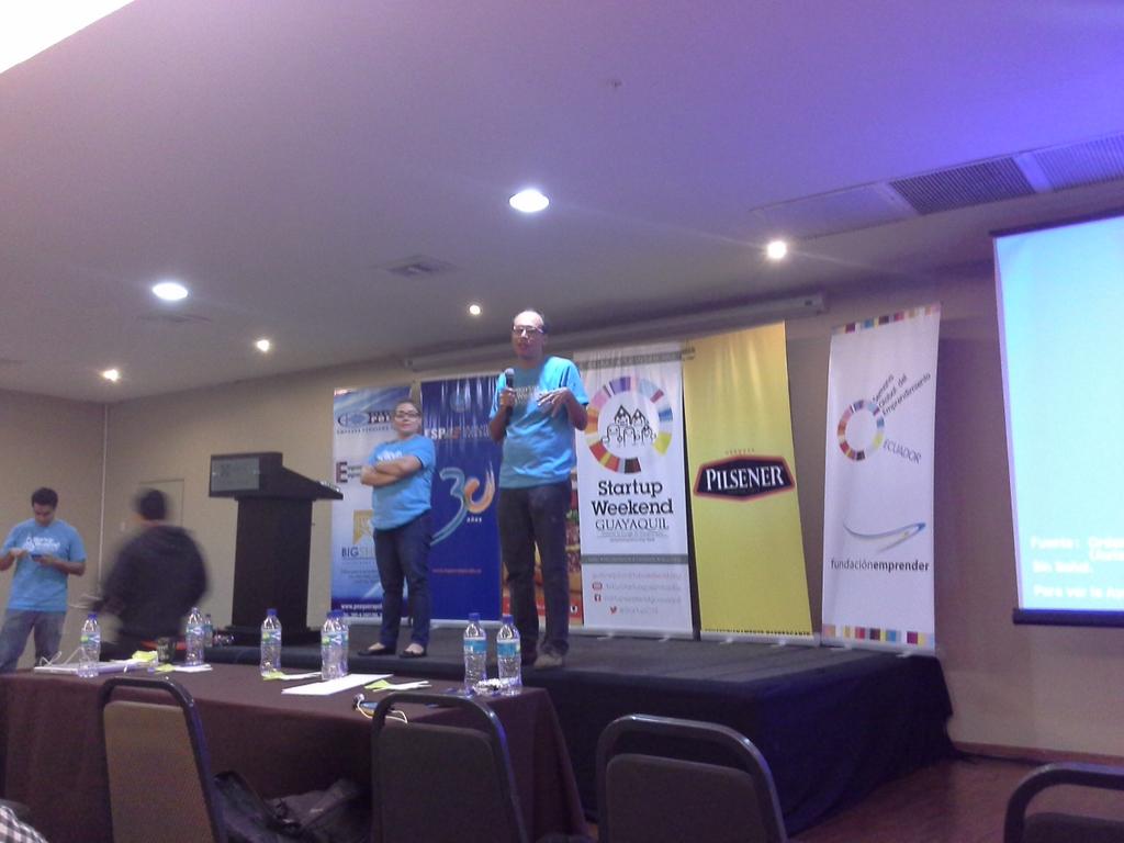 QBakanSport's tweet photo. RT @Ani_Mabel: "@guidocaro explicando el premio #StartupGYE http://t.co/Qtc6KDPzM5"