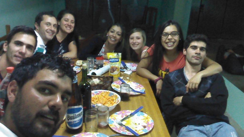 francosoto089's tweet photo. Cenando con amigos terminando mi cumple!!!🙌🙌🙌😝😝😝 http://t.co/YzVN8Llx8v