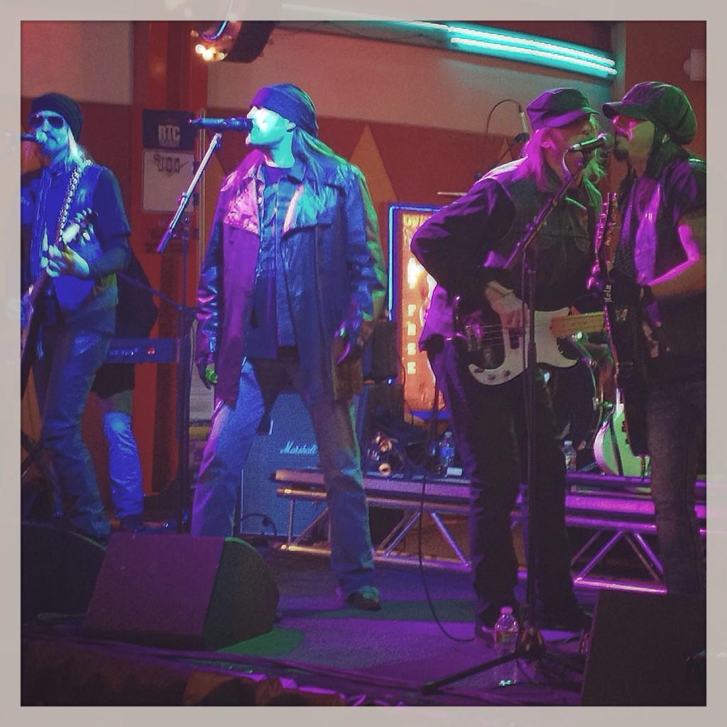 BlueKasey2014's tweet photo. These guys are rockin' Fremont right now! @COUNTS77 @DannyCountKoker http://t.co/VvdAyolwZz