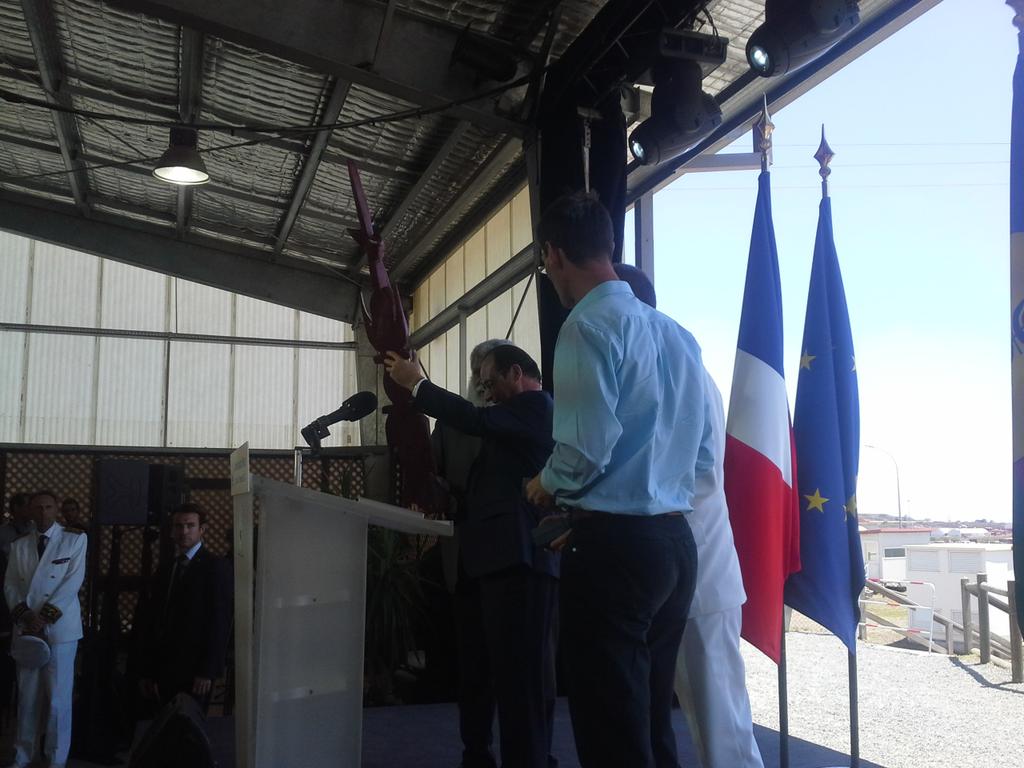 jauneaunc's tweet photo. Le president de la Province Nord a remid une fleche Kanak a Francois Hollande#nc1ere http://t.co/o0Rflyl14A