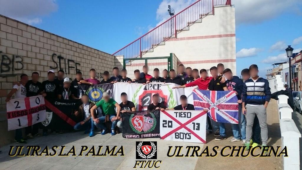 FrenteTiesoLPCF's tweet photo. Algunos miembros del grupo junto con Ultras Chucena después del partido La Palma-Sanluqueño. http://t.co/RNyJBF8BVw