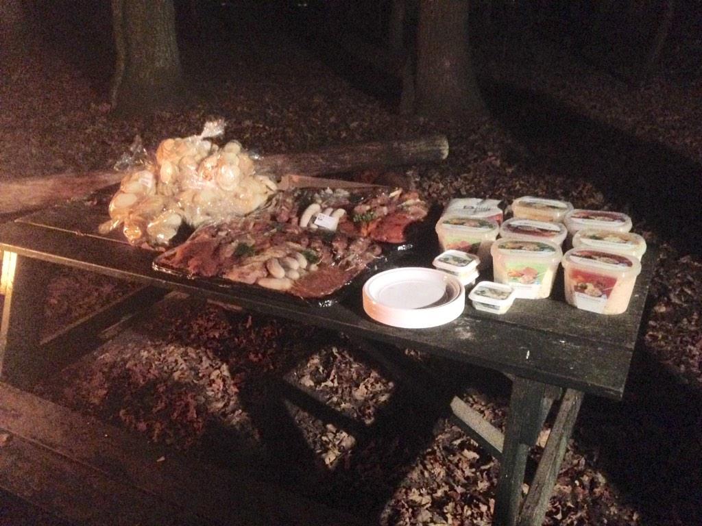 Tijdens leiding bestuur kamp genoten van een heerlijke maaltijd dankzij Albert Heijn en slagerij Rexwinkel Borculo