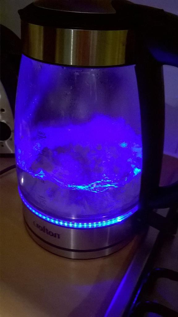 I think I'm in love with our new kettle 😍 IT LIGHTS UP!! #kettlelove