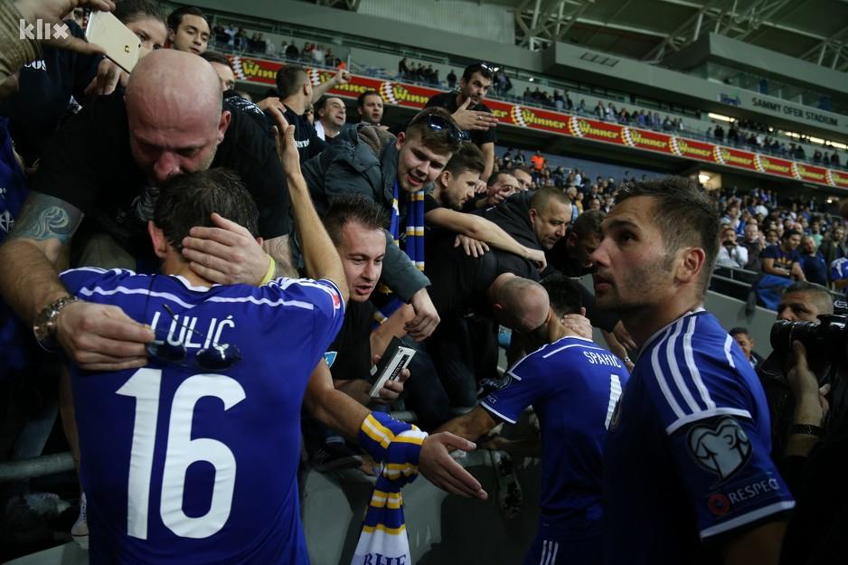 BiHFootball's tweet photo. Emotional. Bosnian fans after the game. BRAVO! http://t.co/hT4co0phuR