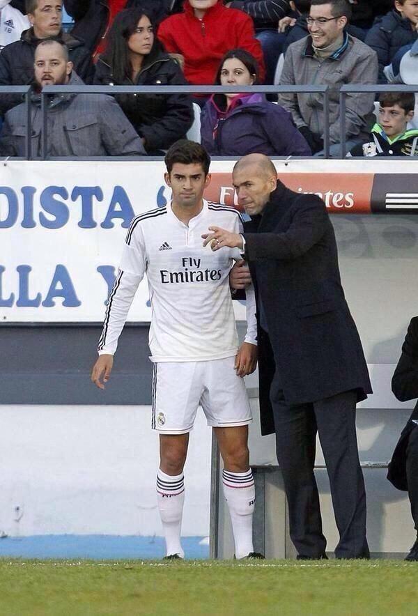 Lideres_Futbol's tweet photo. Enzo Zidane debutó con el Real Madrid Castilla. Lo hizo gracias a su padre, un tal Zinedine: http://t.co/yBNw0SJ53X