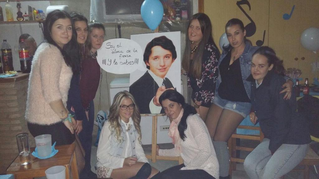 Gracisla's tweet photo. Buena noche de cumple.Sois únicas. http://t.co/wqdKdi423m