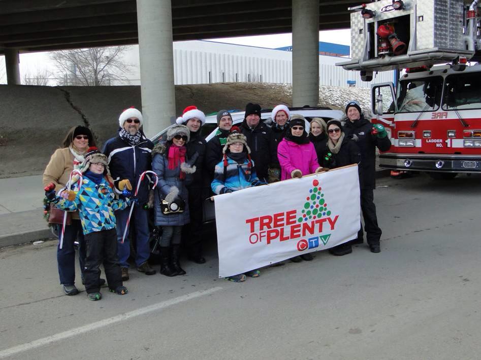 Hot chocolate in hand <a href="/ctvsaskatoon/">CTV Saskatoon</a> @CTVMorningStoon marched in the <a href="/sasksantaparade/">Sask. Santa Parade </a>! Chilly morning but worth it!