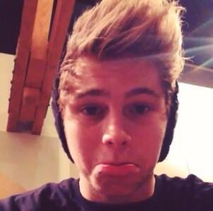 Luke Hemmings (@hemmo_faux) on Twitter photo 