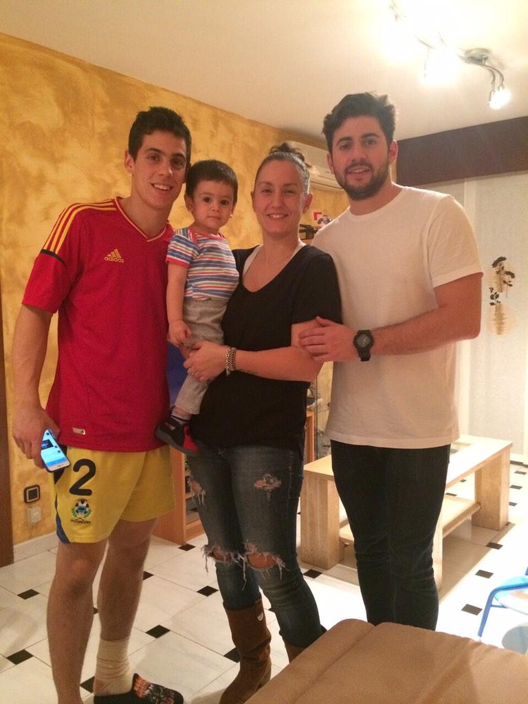 RaulGarcia1410's tweet photo. Despues de la cena n familia por el cumple de mi hermana toca dormir ya!! Osquierooo!! @susanna_rg @Wetmaister #Yeray http://t.co/sxQzrCY4em