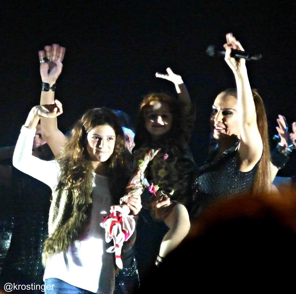 monicanfans's tweet photo. Nos despedimos con esta foto d @monicanaranjo junto a sus sobrinas en el escenario #TourMN40 d Madrid. Buenas noches! http://t.co/cqlzfUyo9M