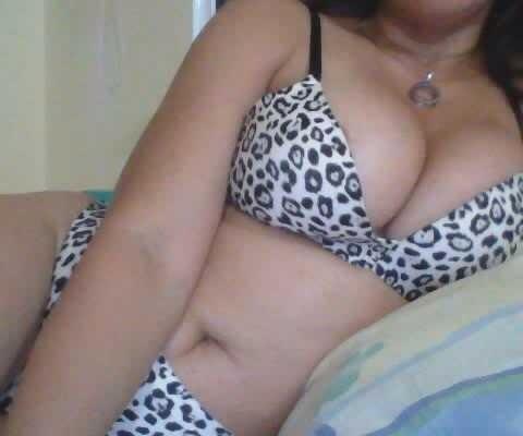 ترسل له الصوره و تقول له : تبي تطول بالاستراحه ؟ ترا امي نامت ..
