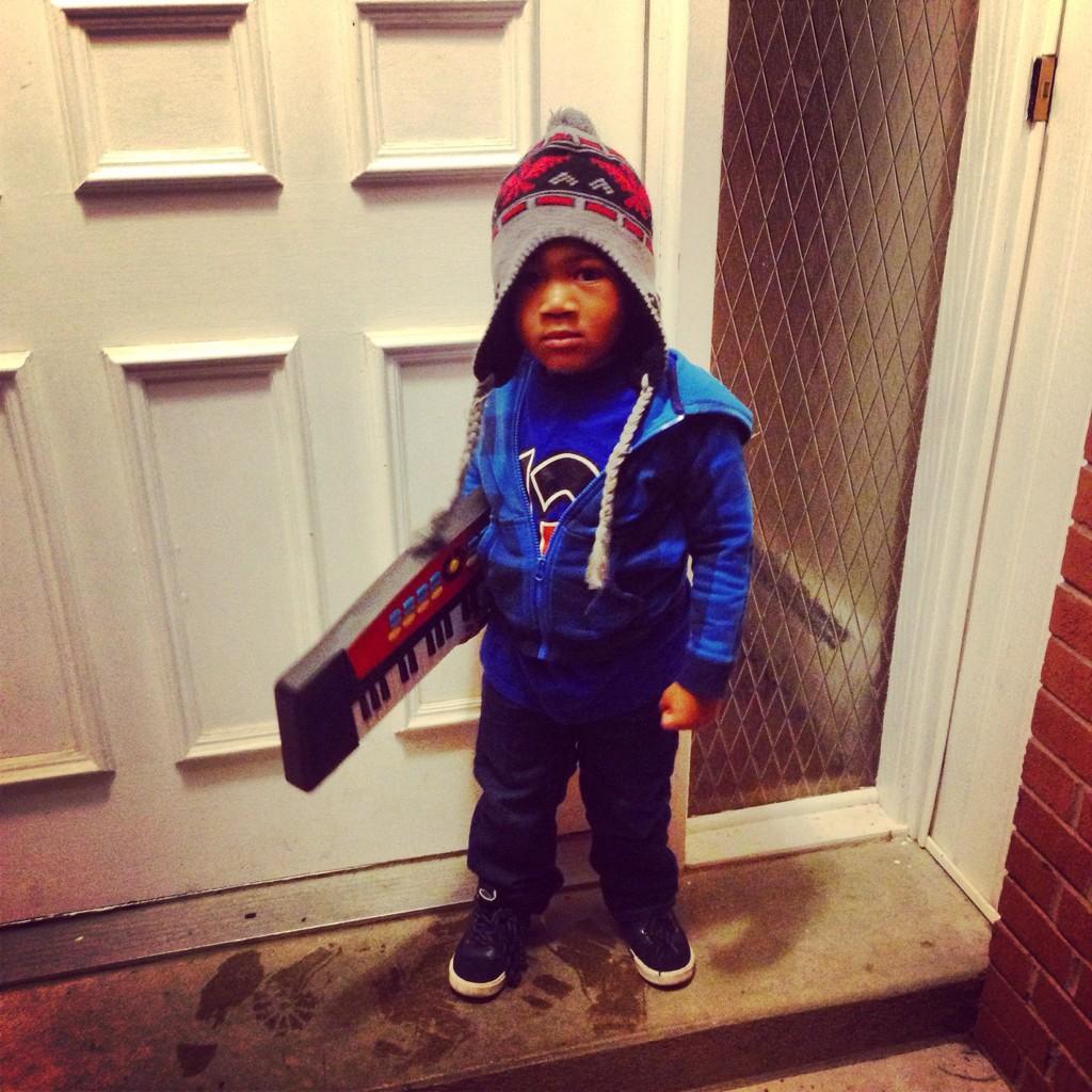 KDrama513's tweet image. My lil producer been carrying his keyboard around all day! #MusicianInTheMaking